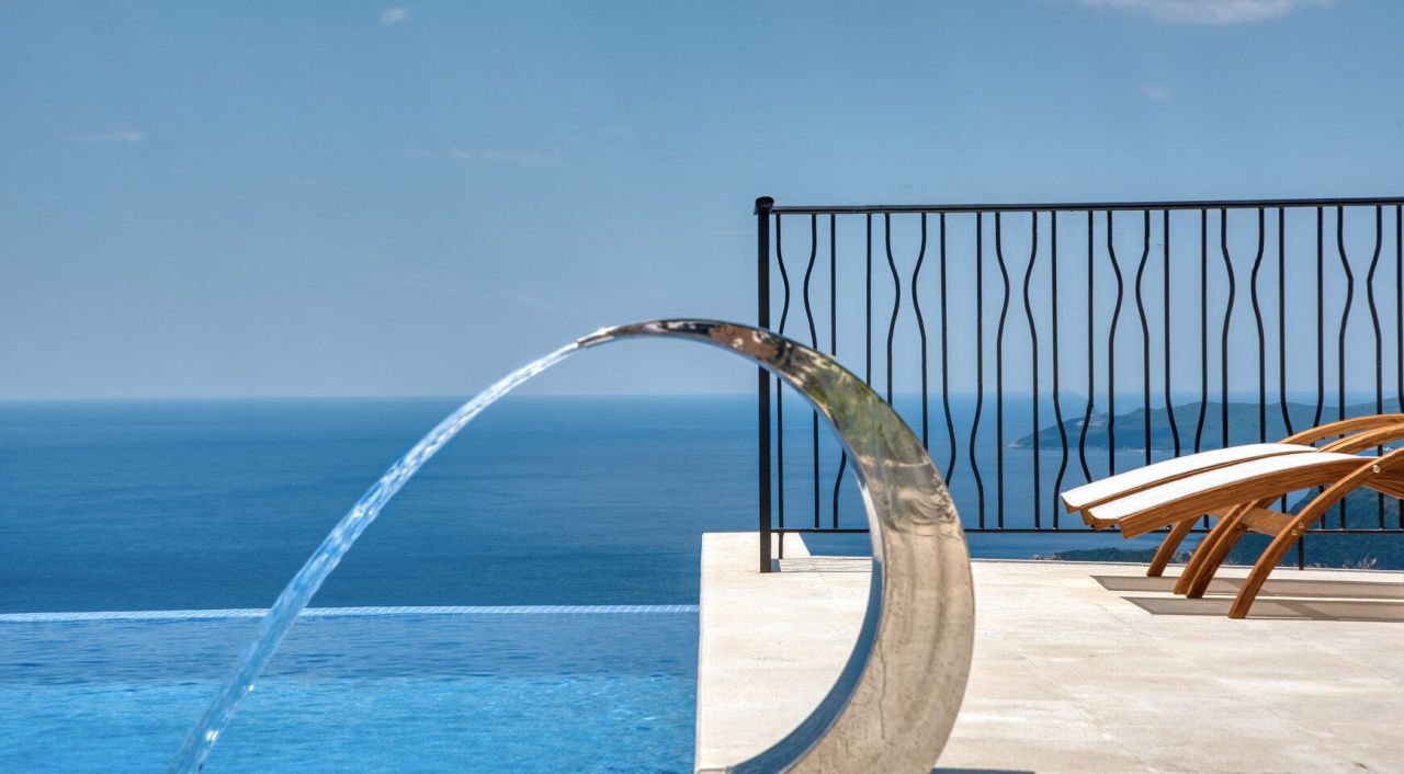 Villa en Rezevici, Montenegro, 450 m² - imagen 1