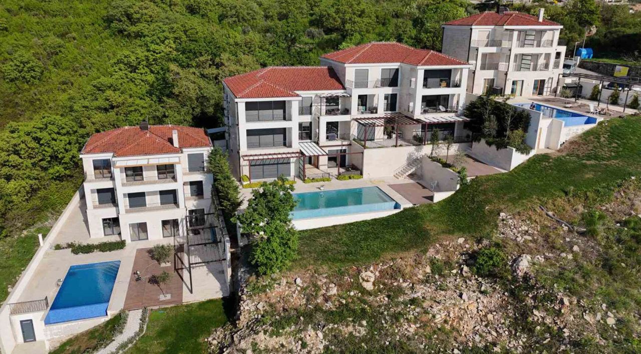 Villa in Rezevici, Montenegro, 450 m² - Foto 1