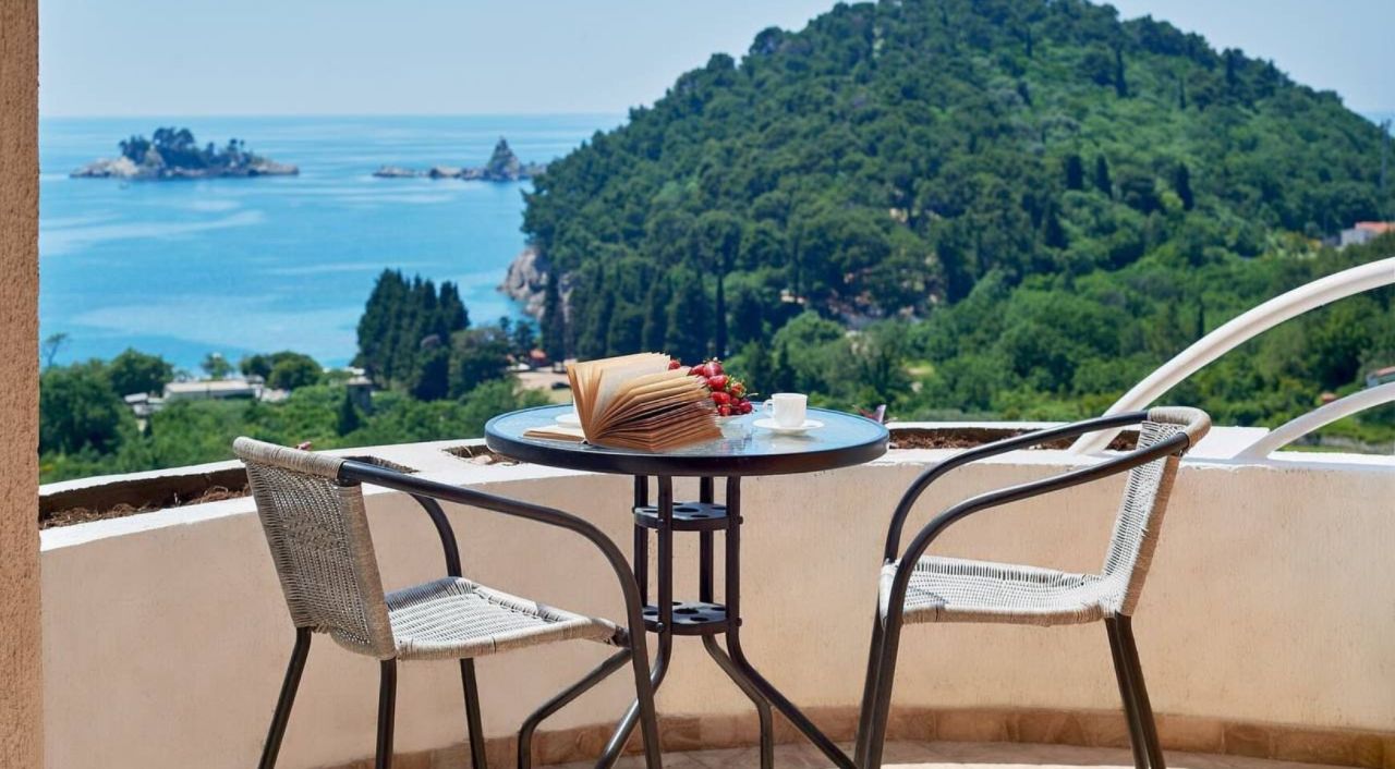 Hotel en Petrovac, Montenegro, 830 m² - imagen 1
