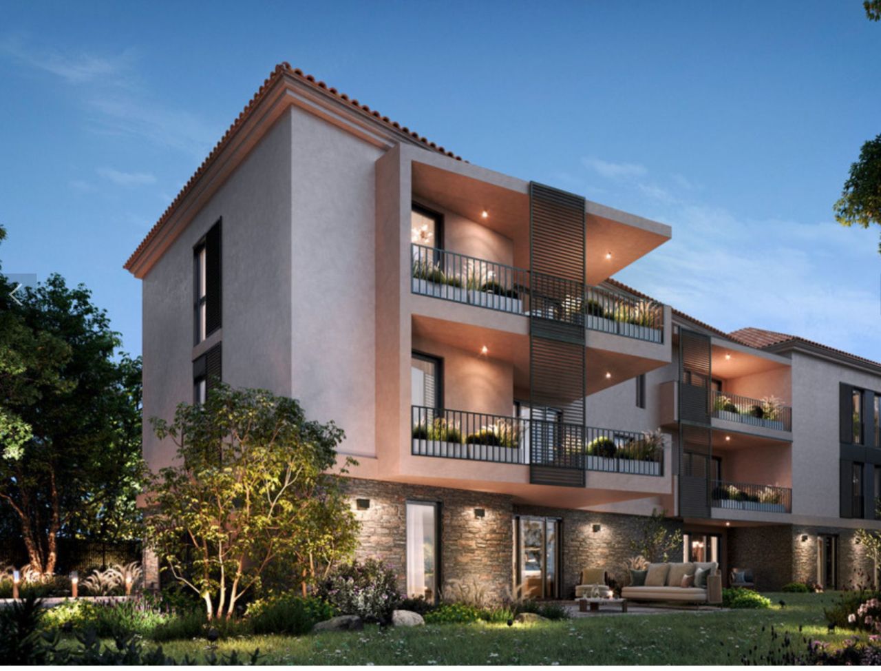 Flat in Saint-Tropez, France, 48.7 m² - picture 1
