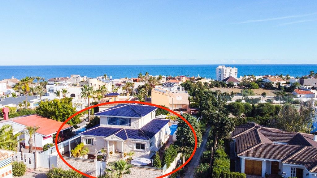 Villa in La Mata, Spain, 380 m² - picture 1