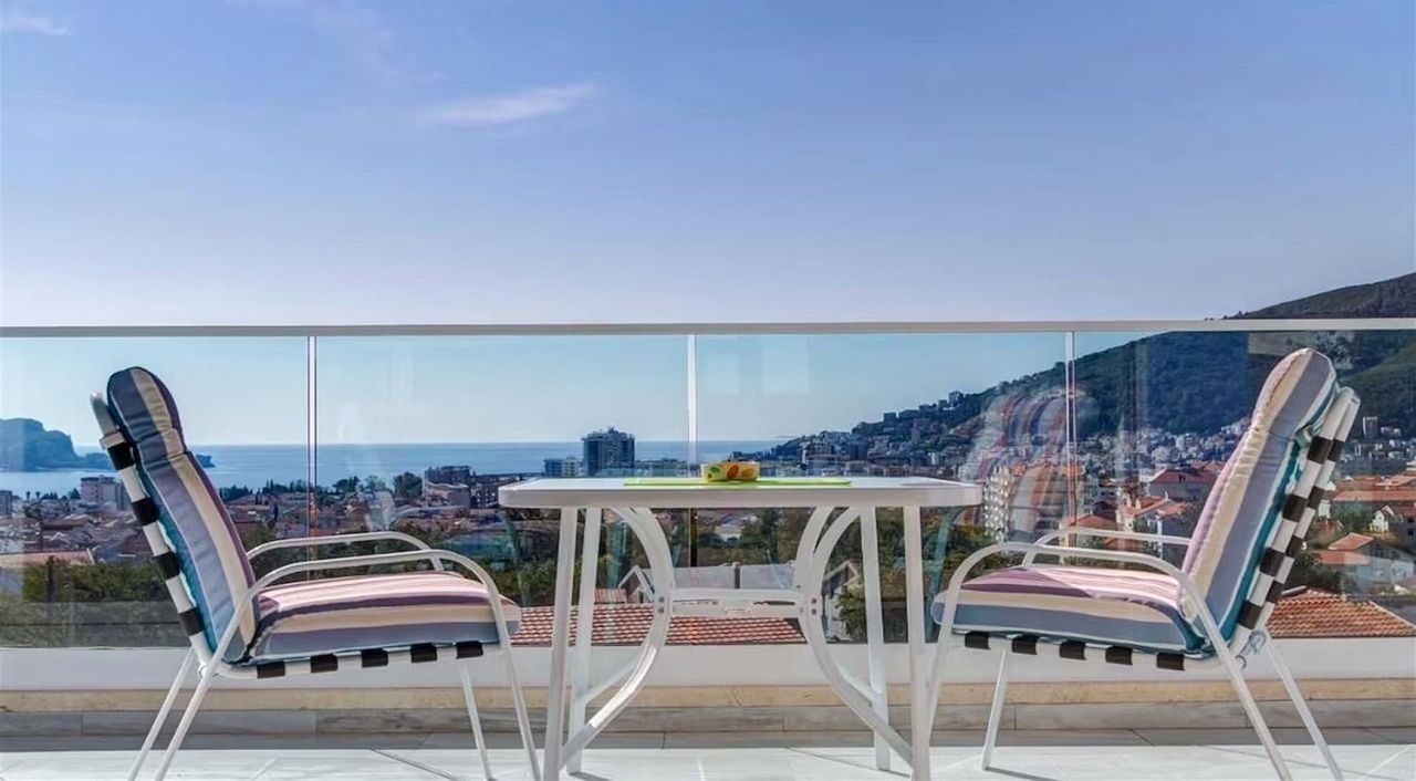 Villa en Budva, Montenegro, 1 011 m² - imagen 1