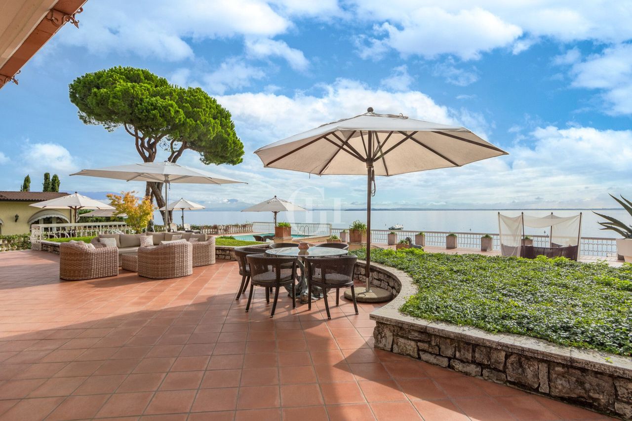 Villa por Lago de Garda, Italia, 1 000 m² - imagen 1