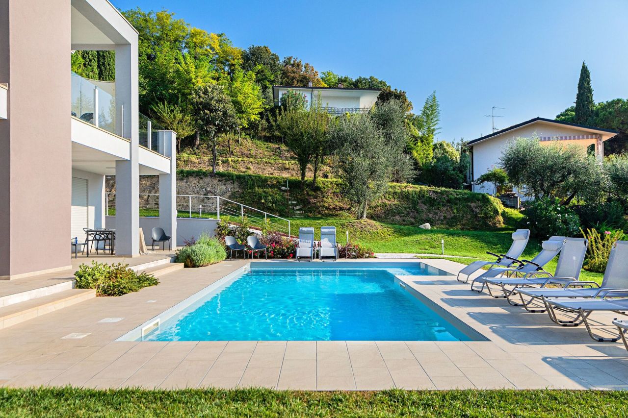 Villa on Lake Garda, Italy, 390 m² - picture 1