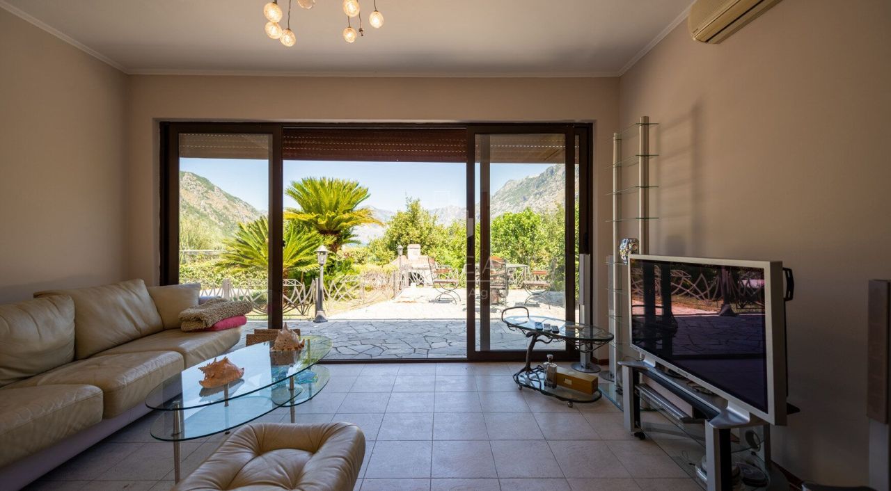 Villa à Kotor, Monténégro, 450 m² - image 1