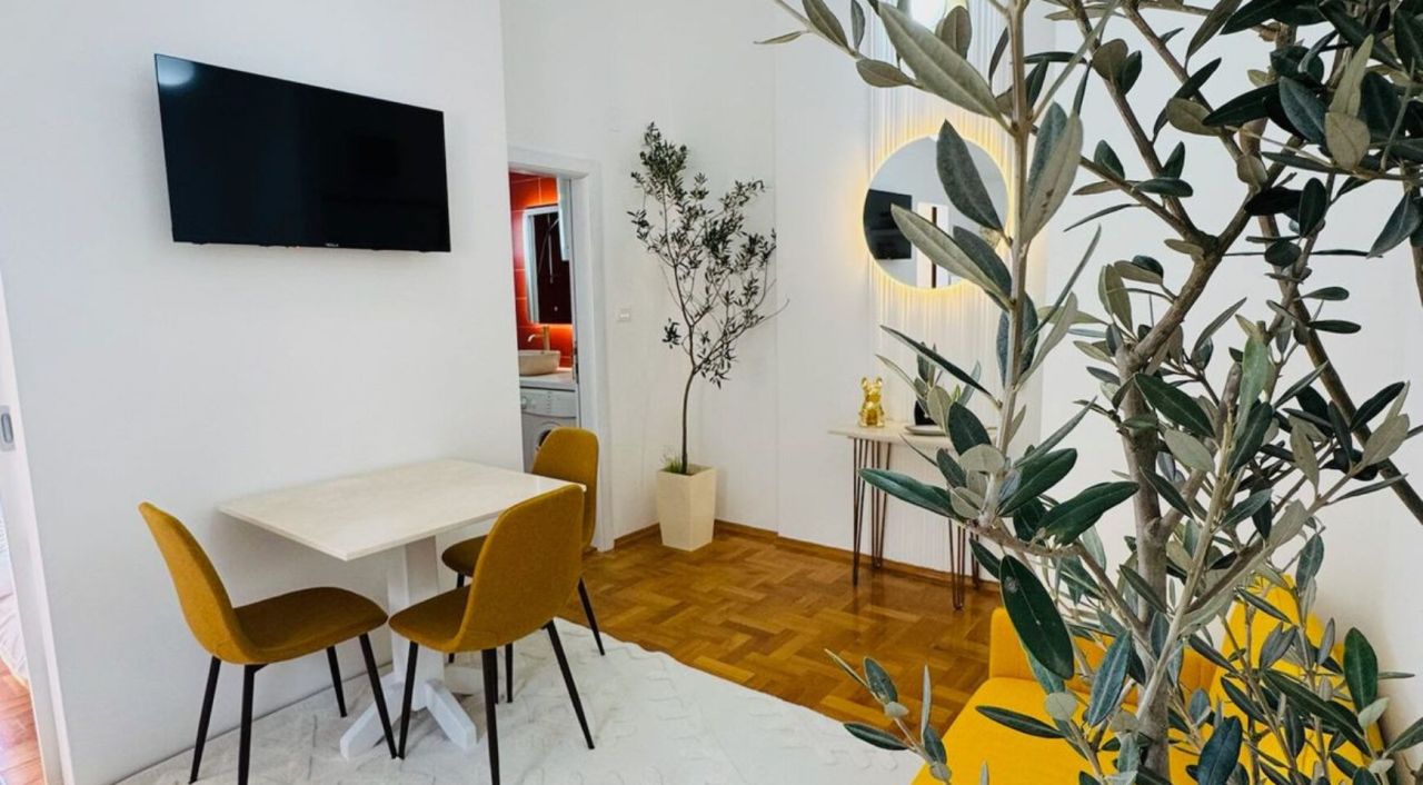 Flat in Petrovac, Montenegro, 30 m² - picture 1