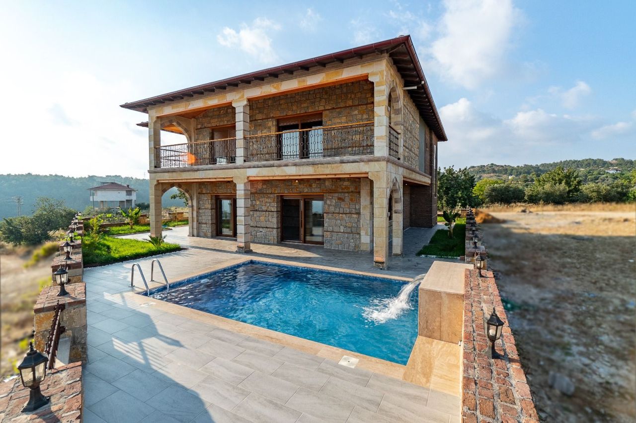 Villa en Incekum, Turquia, 439 m² - imagen 1
