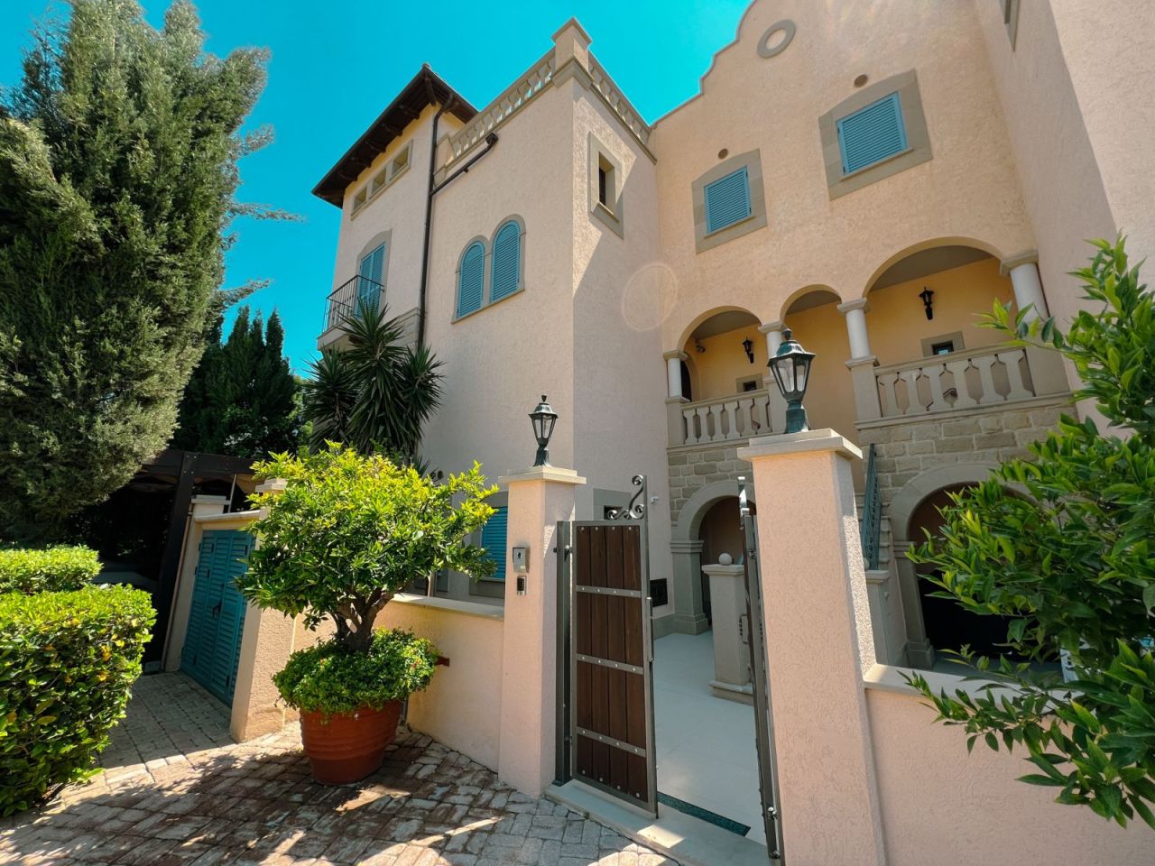 House in Limassol, Cyprus, 750 m² - picture 1
