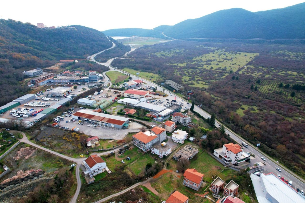 Terrain à Budva, Monténégro, 1 600 m² - image 1