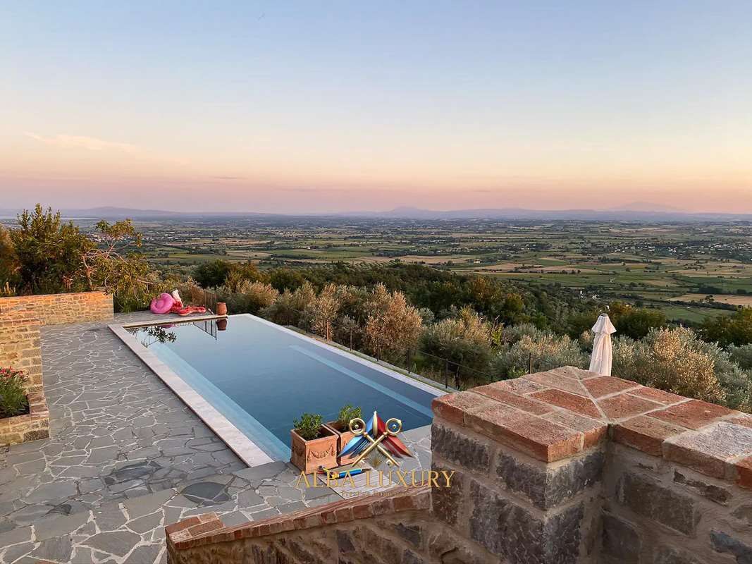 Villa en Cortona, Italia, 600 m² - imagen 1