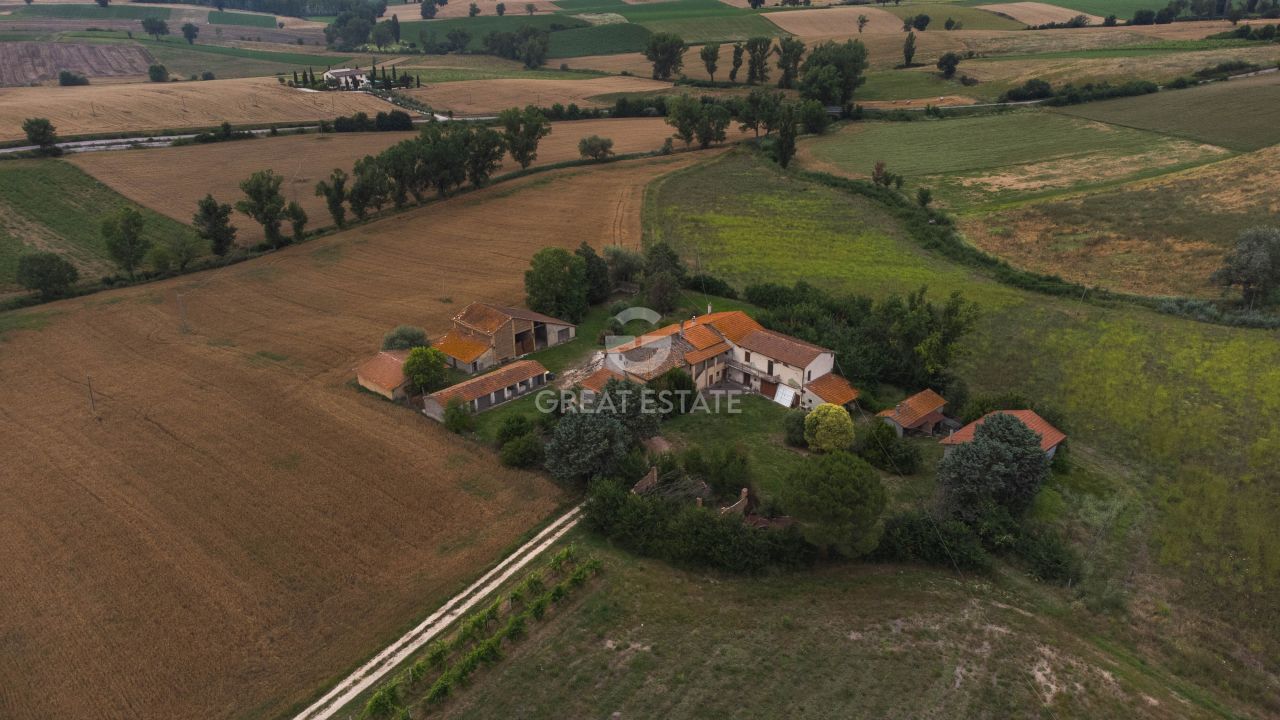 Maison à Montefalco, Italie, 514 m² - image 1