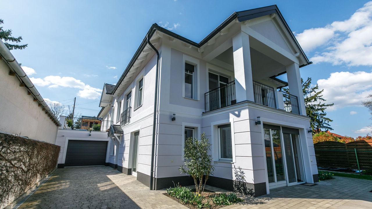 Villa in Keszthely, Hungary, 320 m² - picture 1