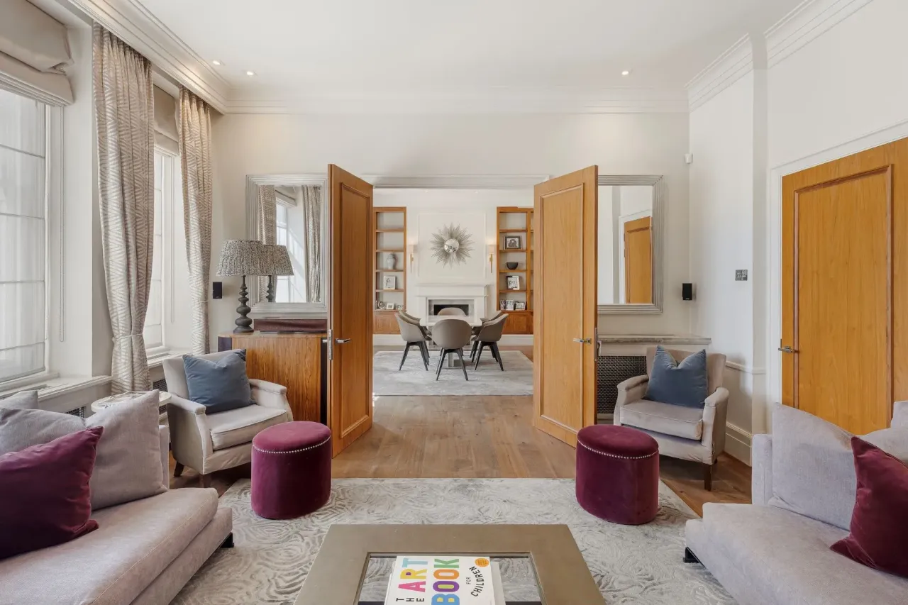 Flat in London, United Kingdom, 163 m² - picture 1