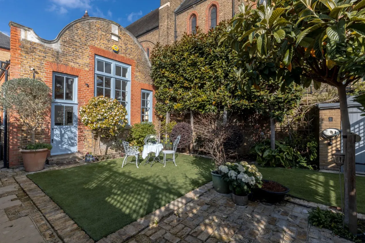 House in London, United Kingdom, 239 m² - picture 1