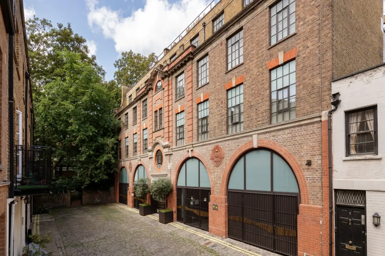 Apartment in London, United Kingdom, 157 m² - picture 1