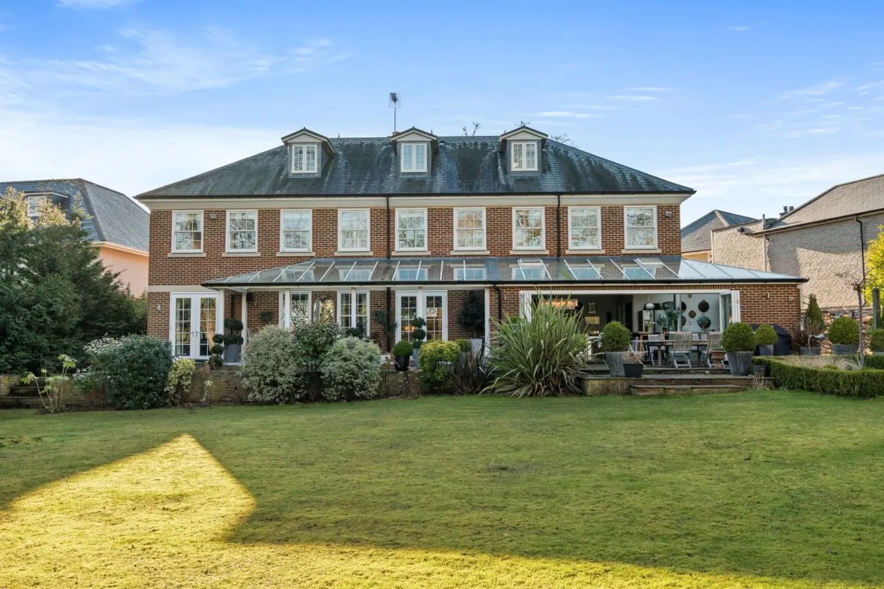 House in London, United Kingdom, 651 m² - picture 1