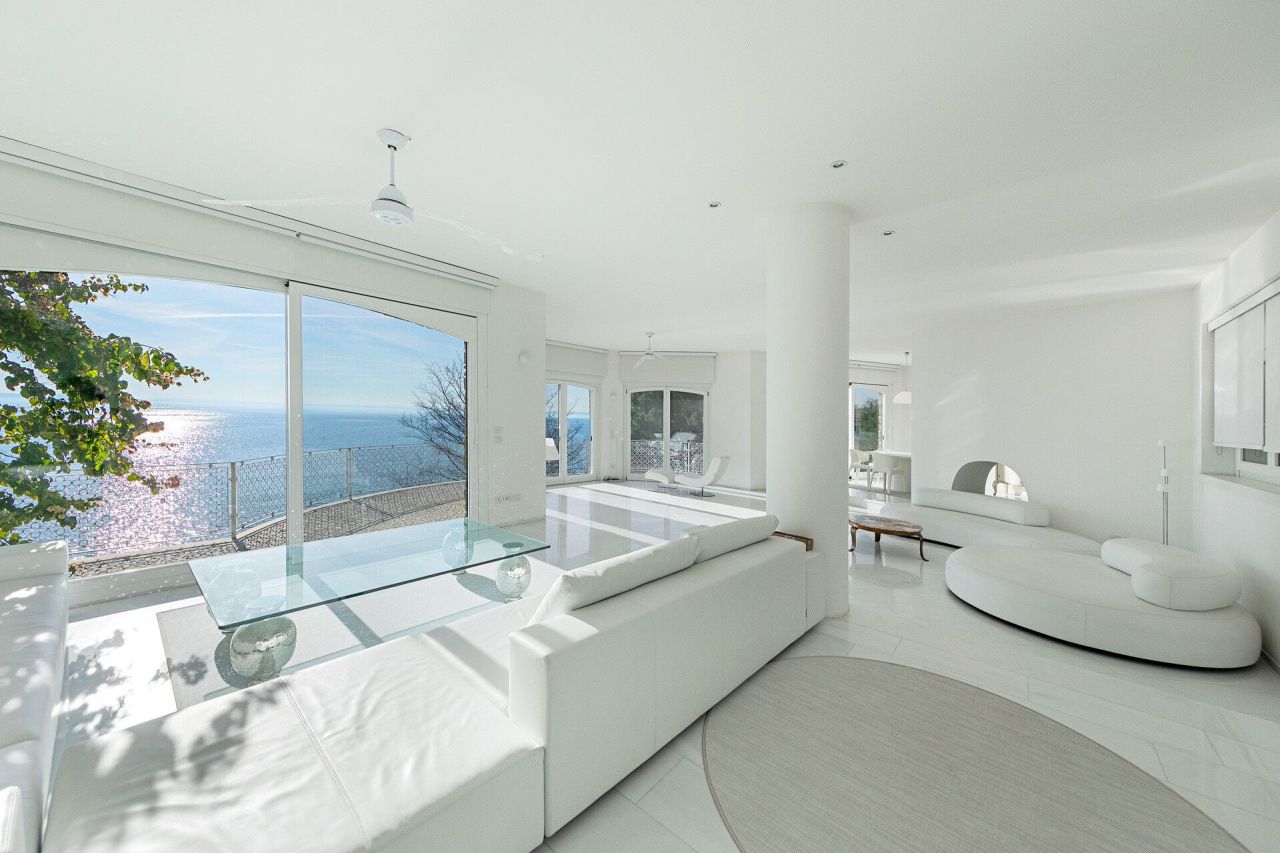 Villa on Lake Garda, Italy, 400 m² - picture 1