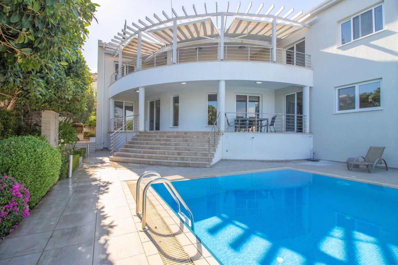 Villa in Peyia, Cyprus, 810 m² - picture 1