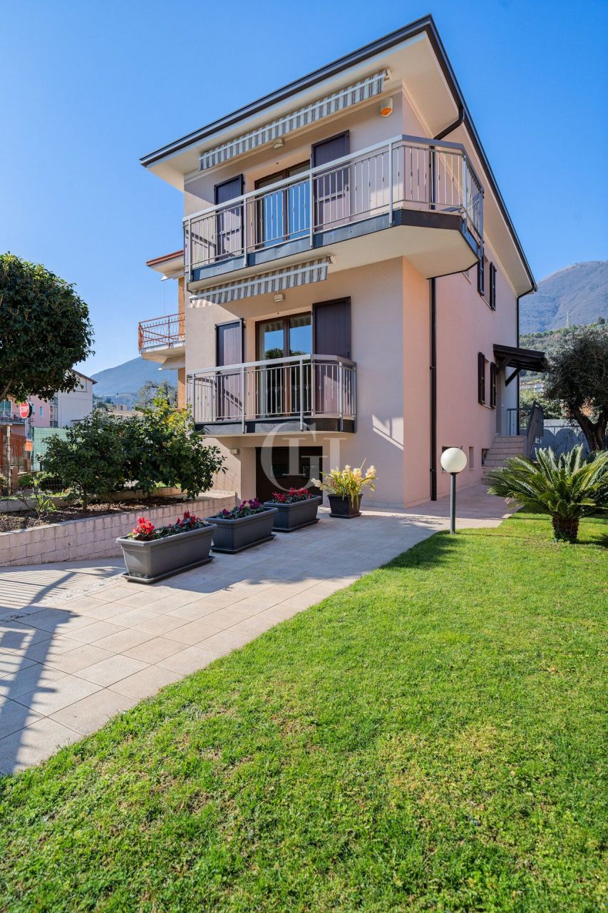 Villa por Lago de Garda, Italia, 160 m² - imagen 1