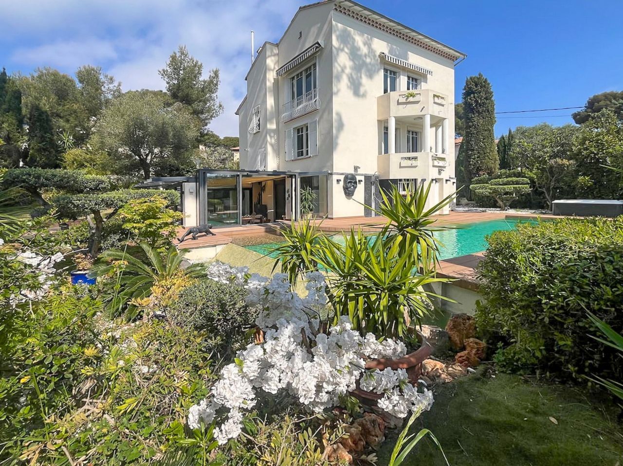 Villa à Antibes, France, 300 m² - image 1