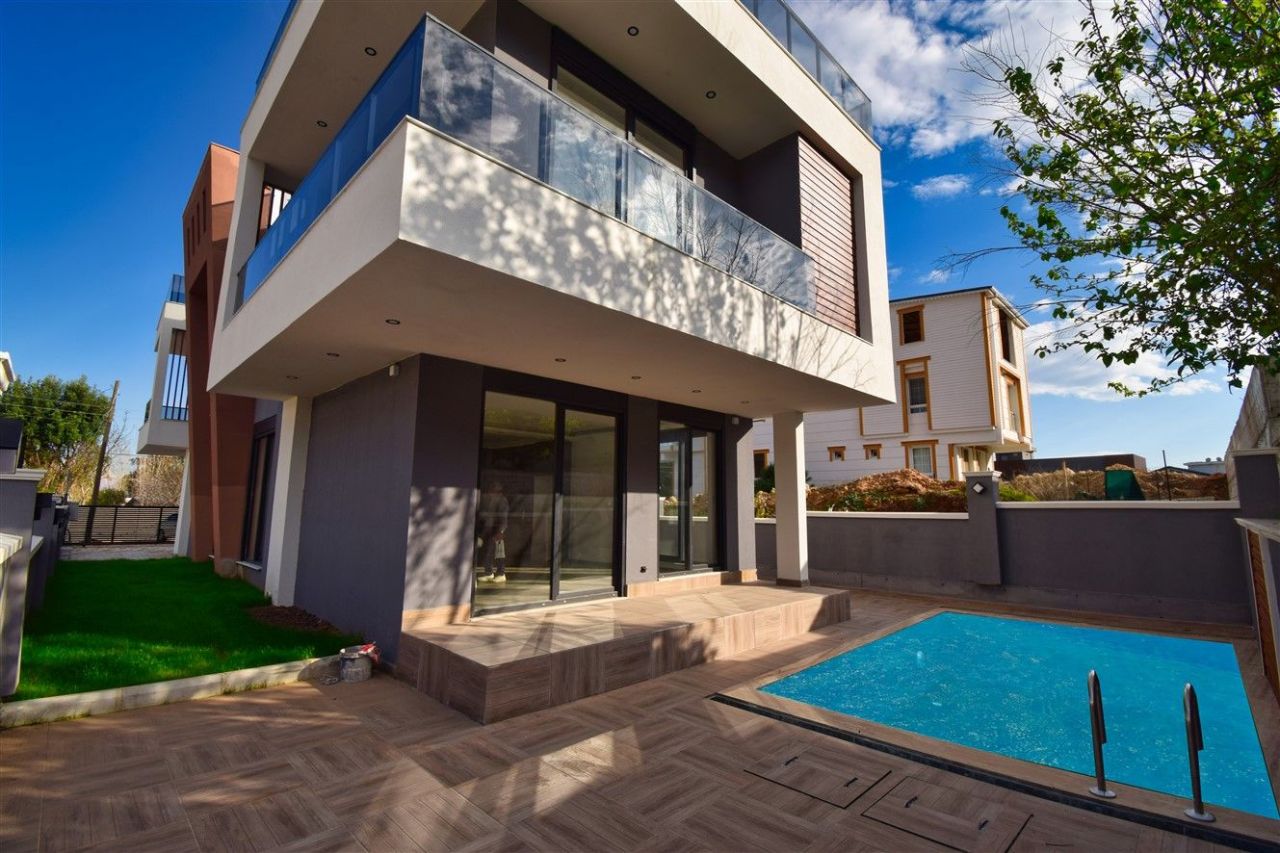 Villa in Lara, Turkey, 470 m² - picture 1