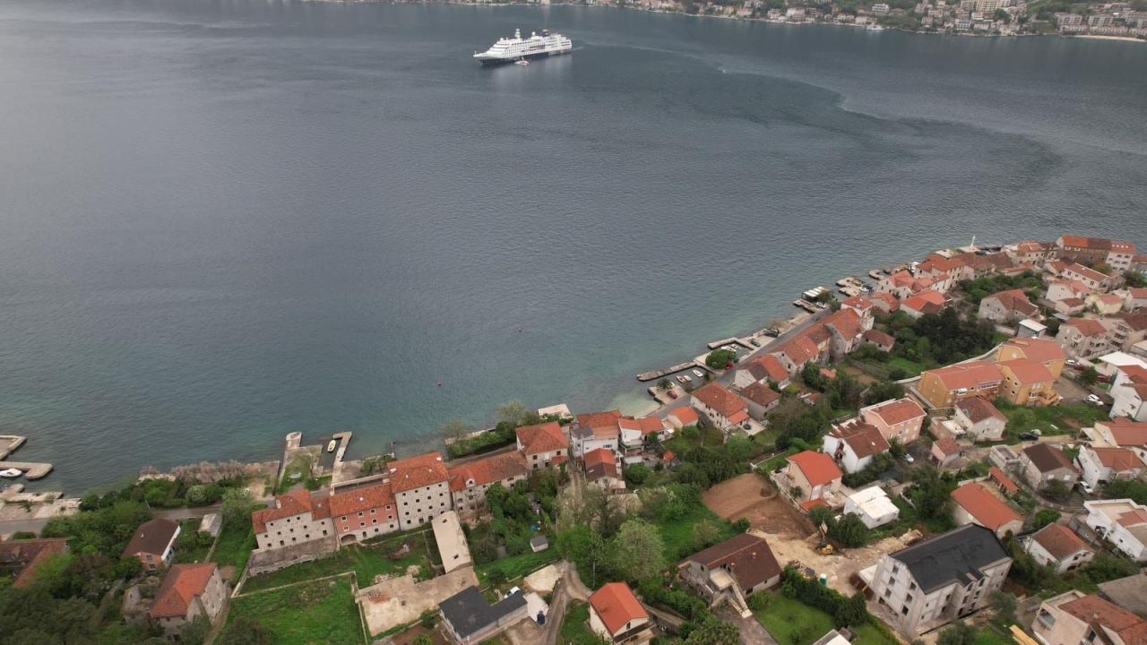 Land in Kotor, Montenegro, 585 m² - picture 1