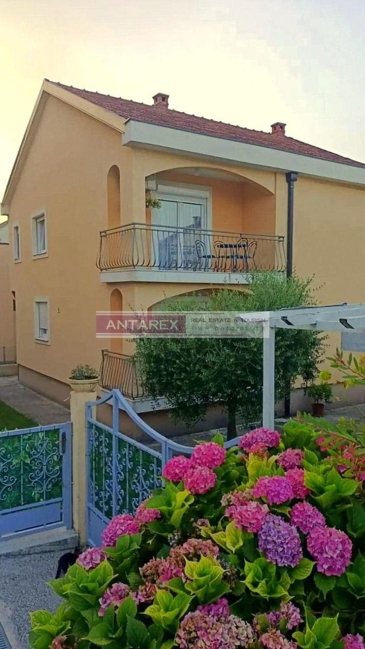 Villa en Igalo, Montenegro, 191 m² - imagen 1