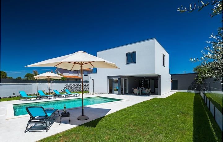 Villa à Pula, Croatie, 160 m² - image 1