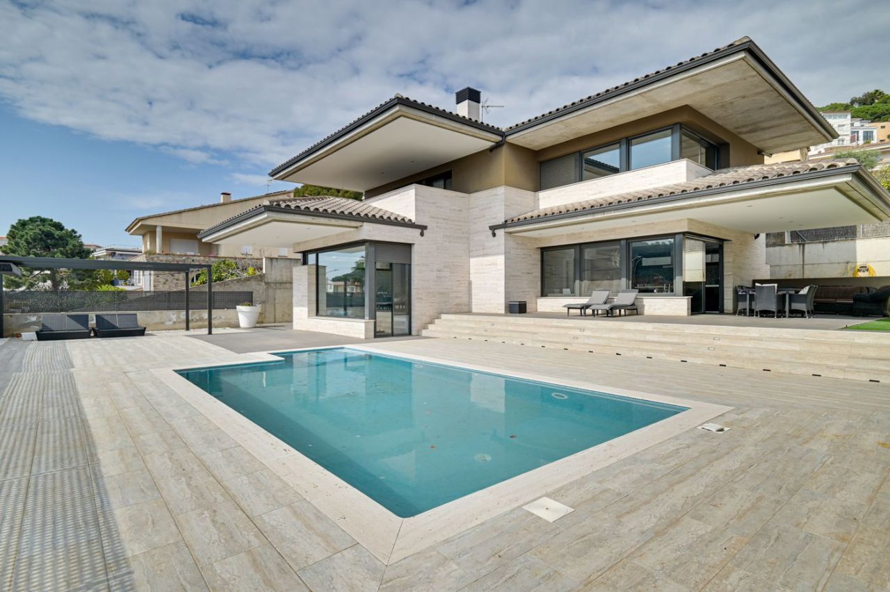 Casa en la Costa Brava, España, 455 m² - imagen 1
