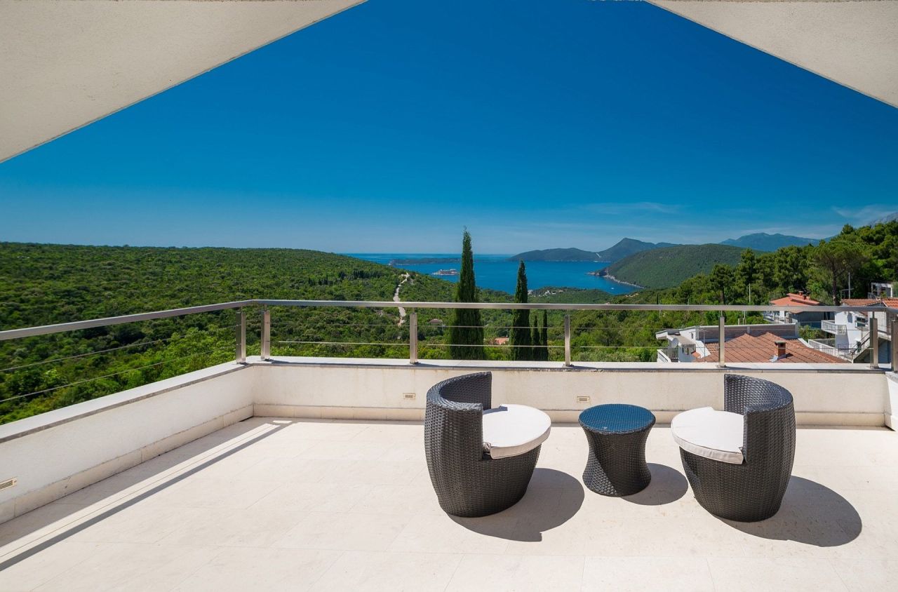 Villa en Herceg-Novi, Montenegro, 240 m² - imagen 1