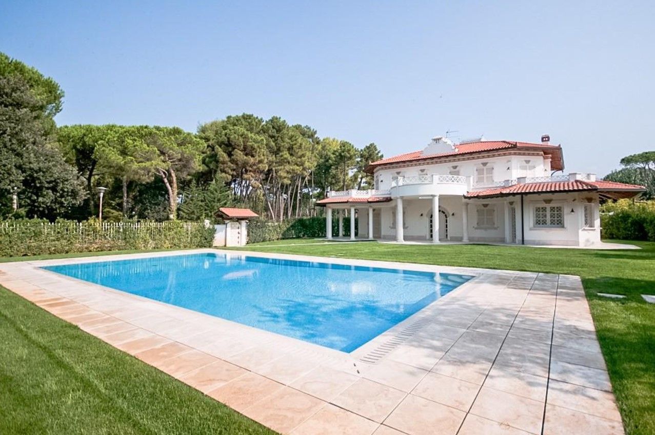 Villa in Forte dei Marmi, Italy, 580 m² - picture 1