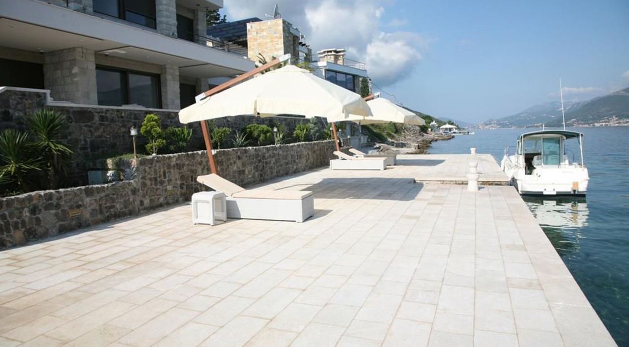 Villa in Krasici, Montenegro, 300 m² - picture 1