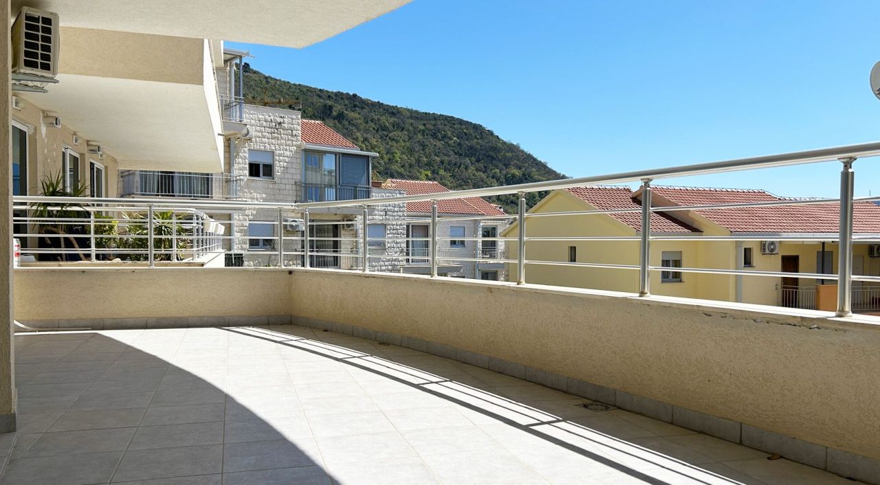 Flat in Petrovac, Montenegro, 85 m² - picture 14