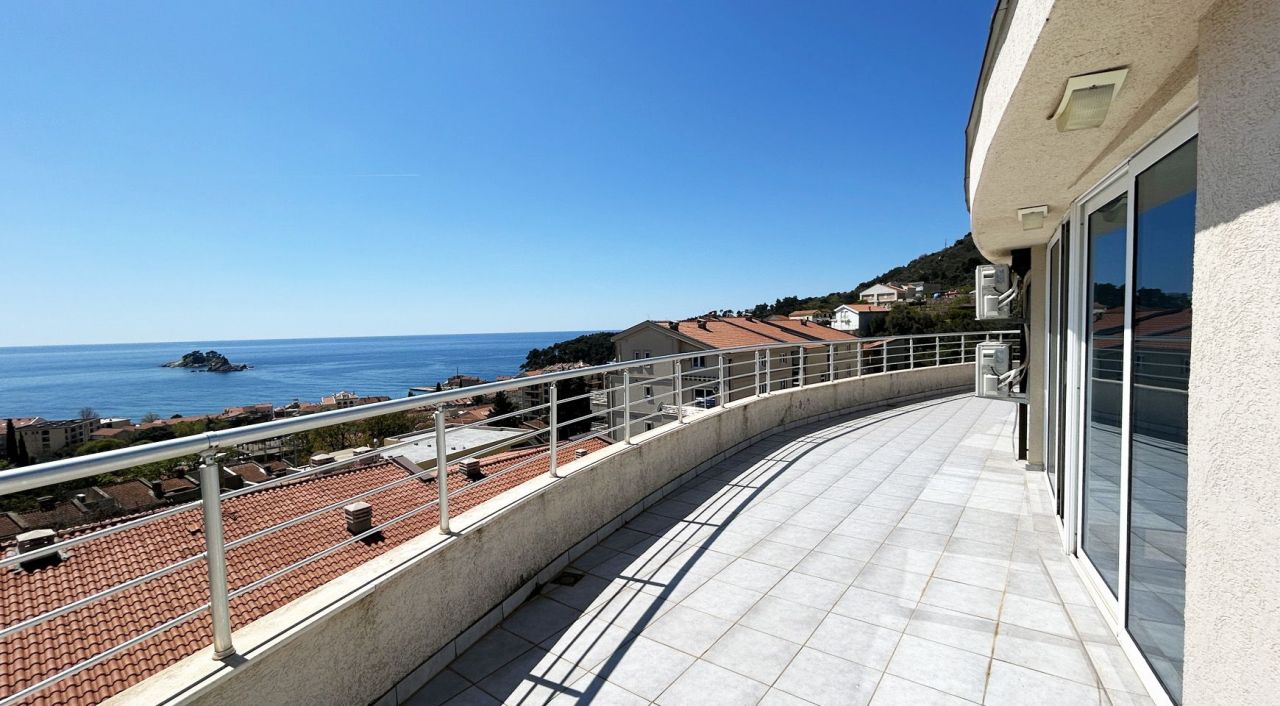 Flat in Petrovac, Montenegro, 169 m² - picture 1
