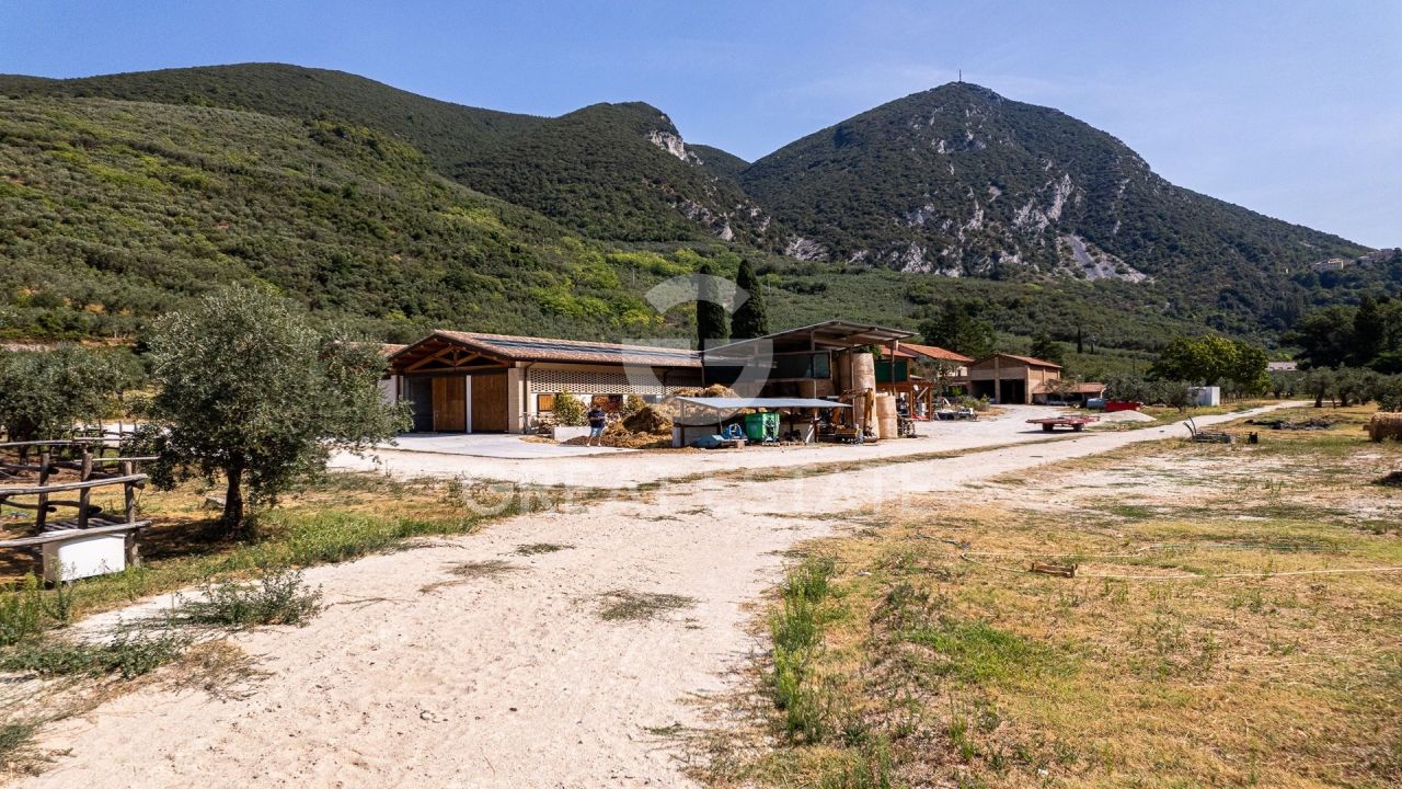 Maison à Foligno, Italie, 1 018.55 m² - image 1
