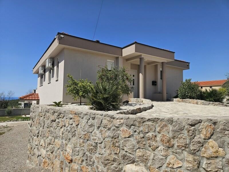 Casa en Krimovica, Montenegro, 221 m² - imagen 1