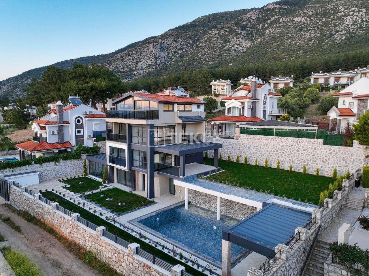 Villa à Fethiye, Turquie, 447 m² - image 1