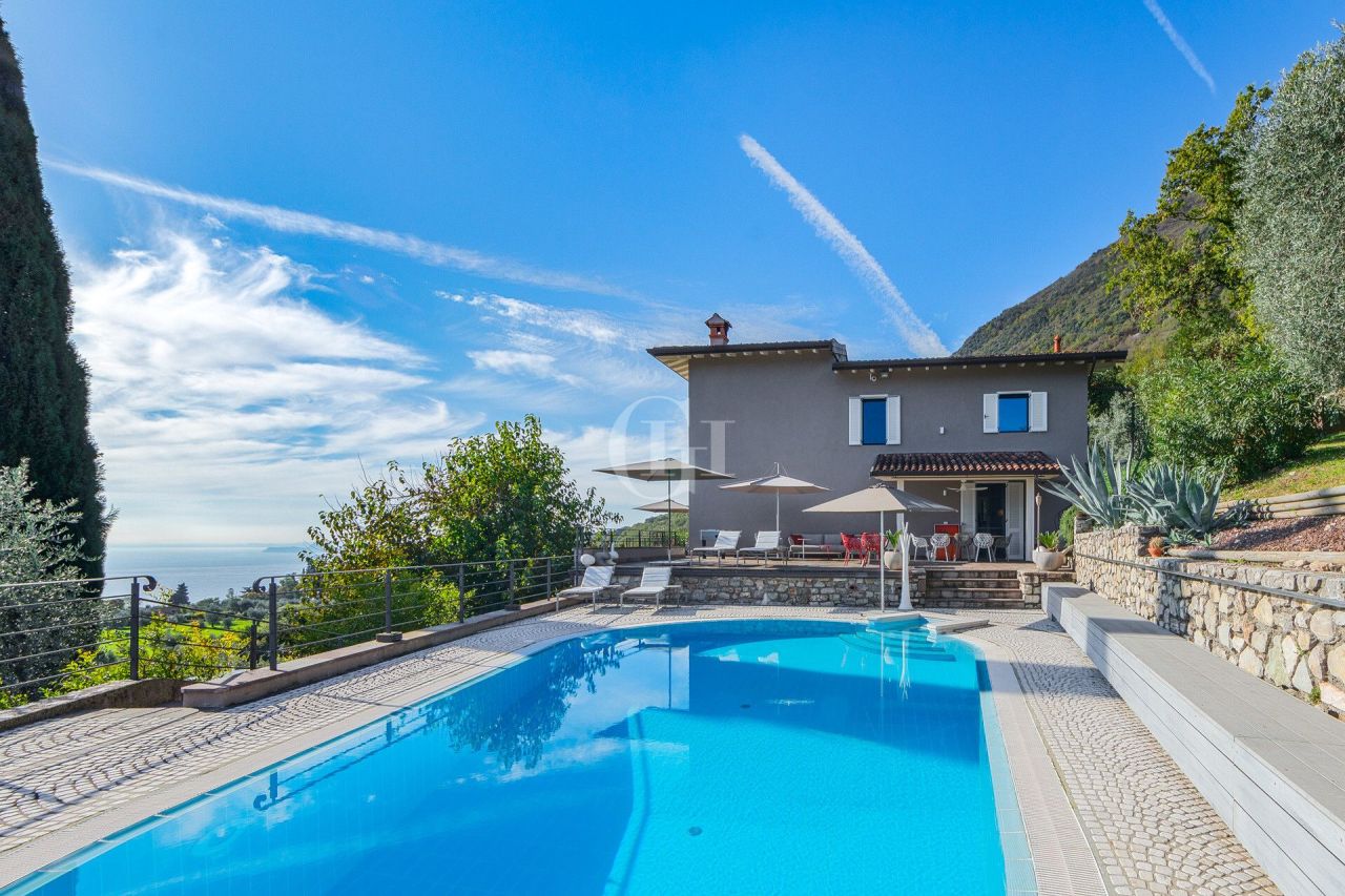 Villa por Lago de Garda, Italia, 280 m² - imagen 1