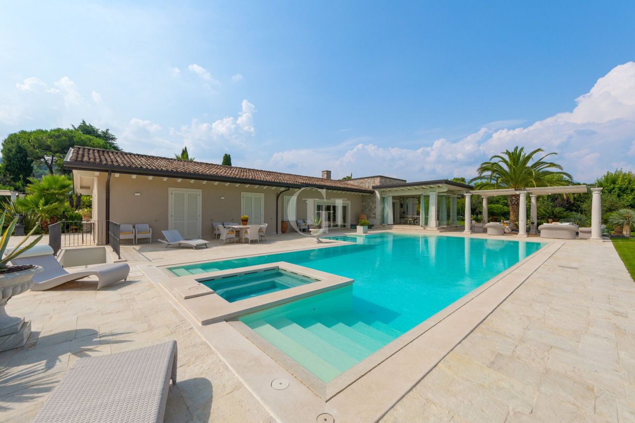 Villa por Lago de Garda, Italia, 294 m² - imagen 1
