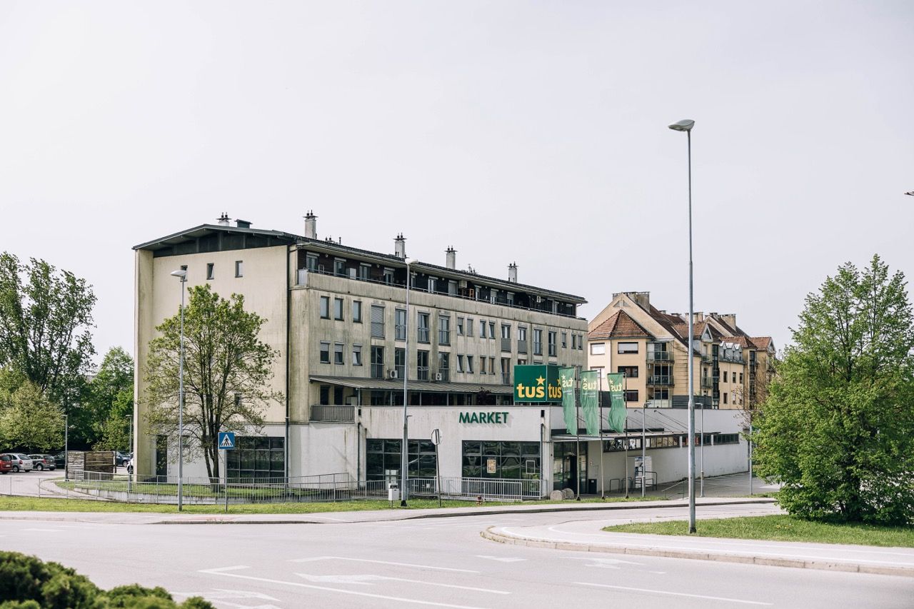 Tienda en Ptuj, Eslovenia, 1 186 m² - imagen 1