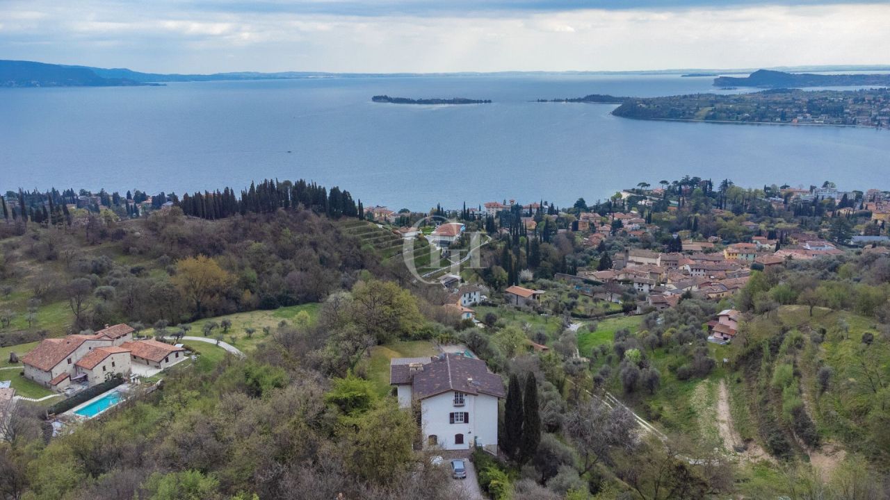 Villa on Lake Garda, Italy, 500 m² - picture 1