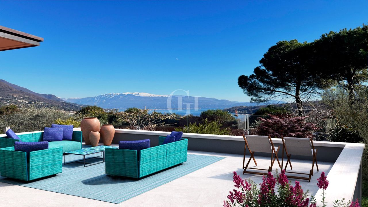 Villa on Lake Garda, Italy, 490 m² - picture 1