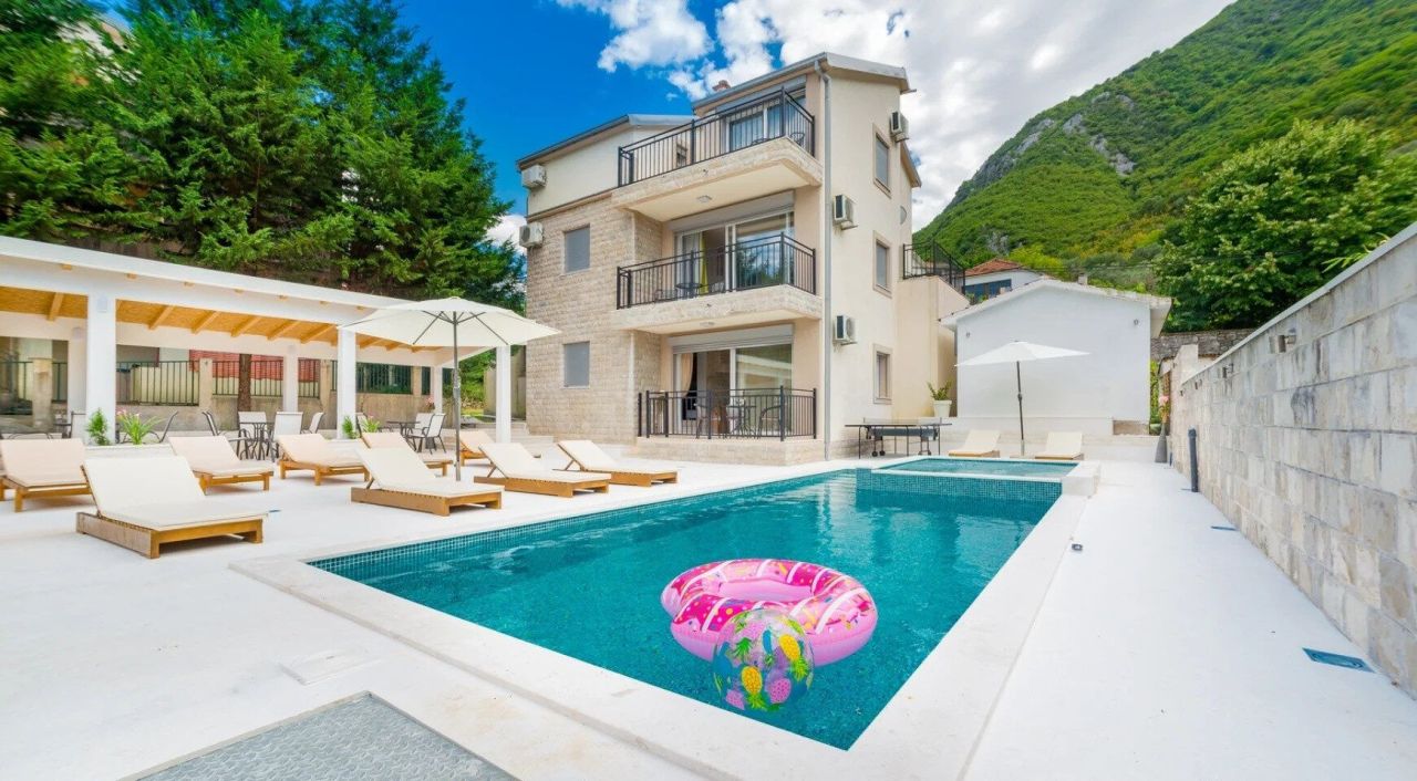 Villa in Stoliv, Montenegro, 350 m² - picture 1