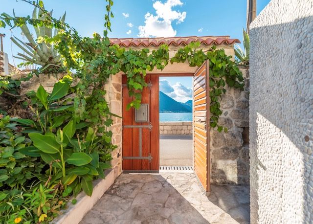 Haus in Dobrota, Montenegro, 232 m² - Foto 1