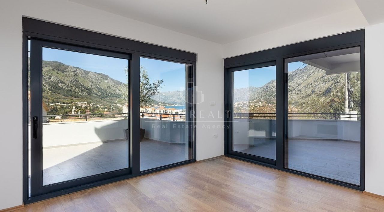 Haus in Škaljari, Montenegro, 160 m² - Foto 1