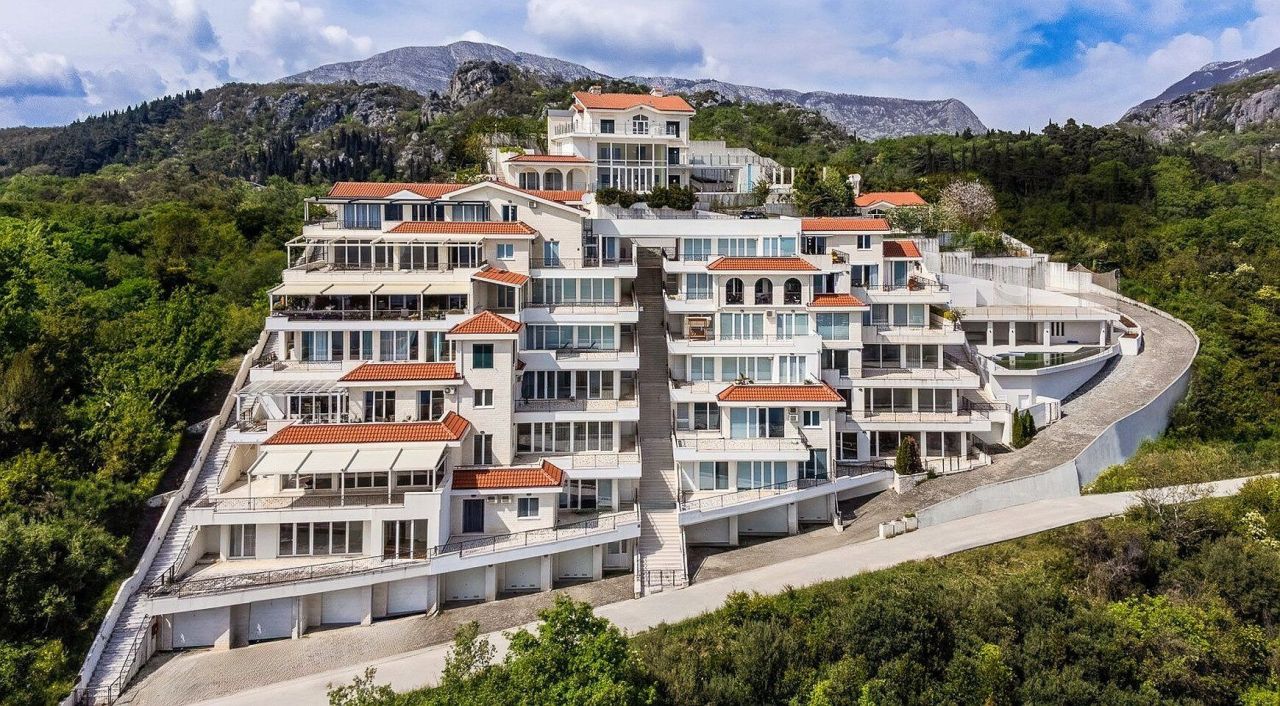 Flat in Herceg-Novi, Montenegro, 132 m² - picture 1