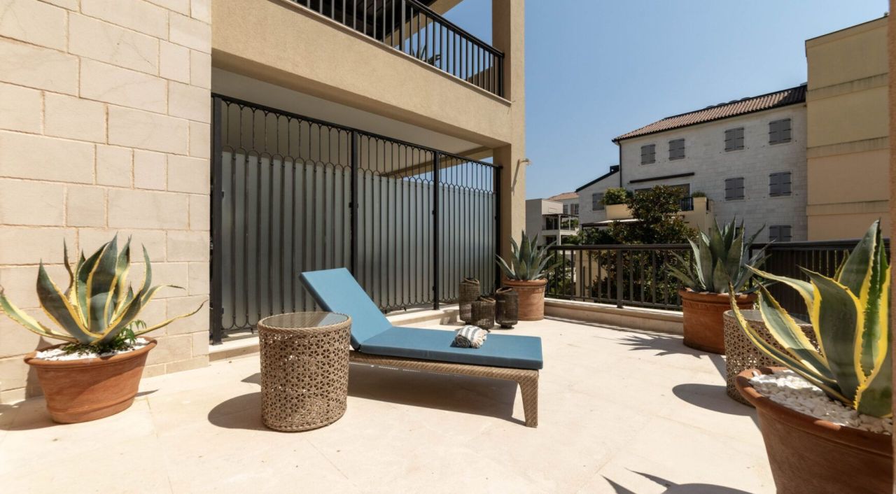Piso en Tivat, Montenegro, 201 m² - imagen 1