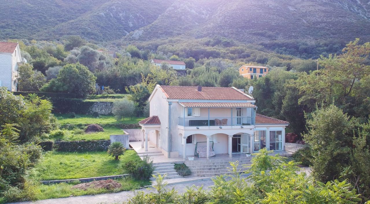 House in Prcanj, Montenegro, 300 m² - picture 1