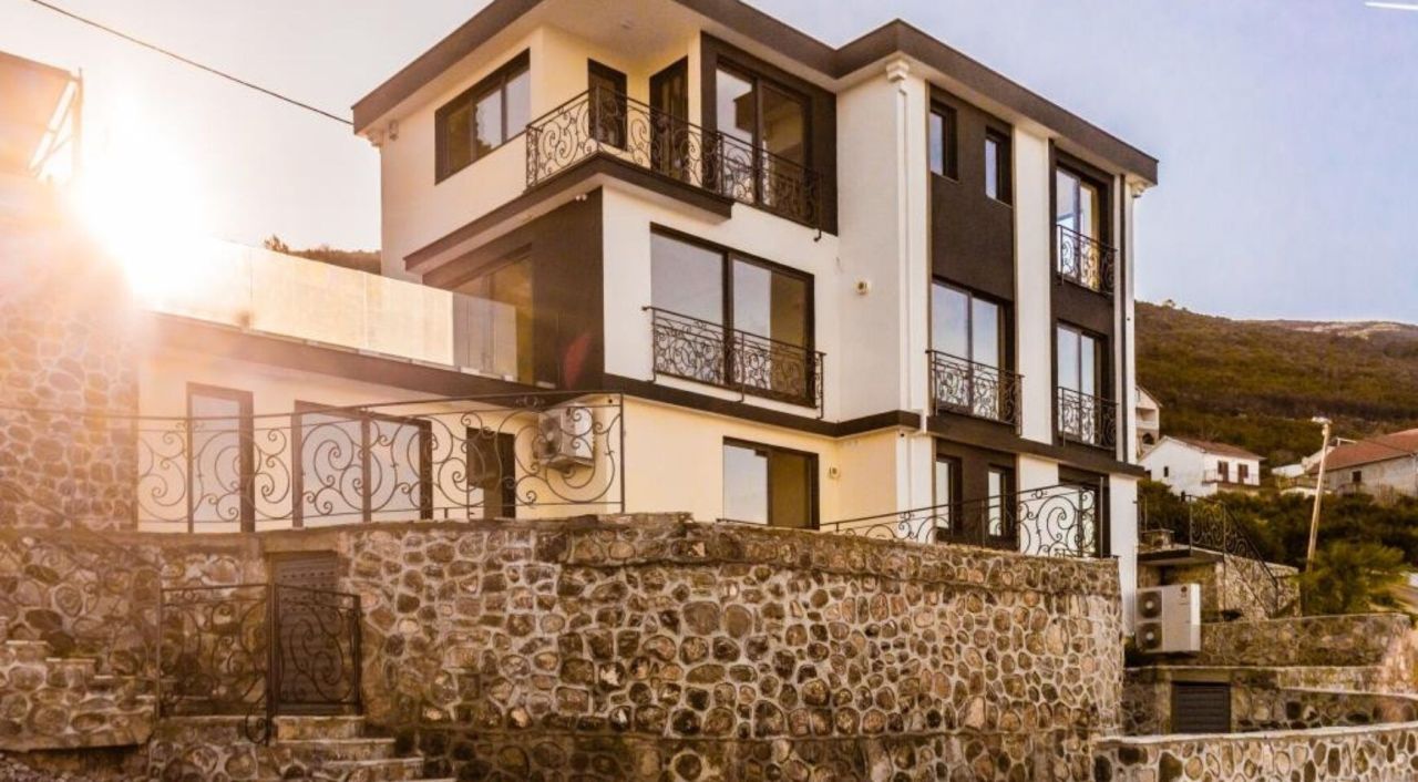 Villa in Krasici, Montenegro, 450 m² - picture 1