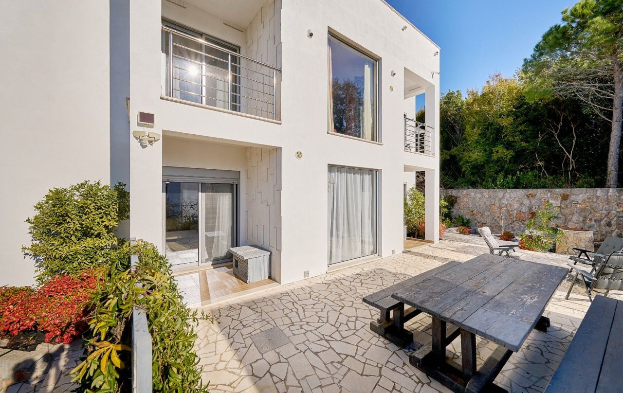 Maison à Krimovica, Monténégro, 200 m² - image 1